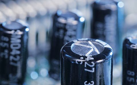 哪些材料會影響超級電容器的性能？