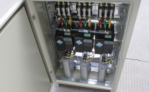 如何快速識別電容器組中有故障的低壓電容器？